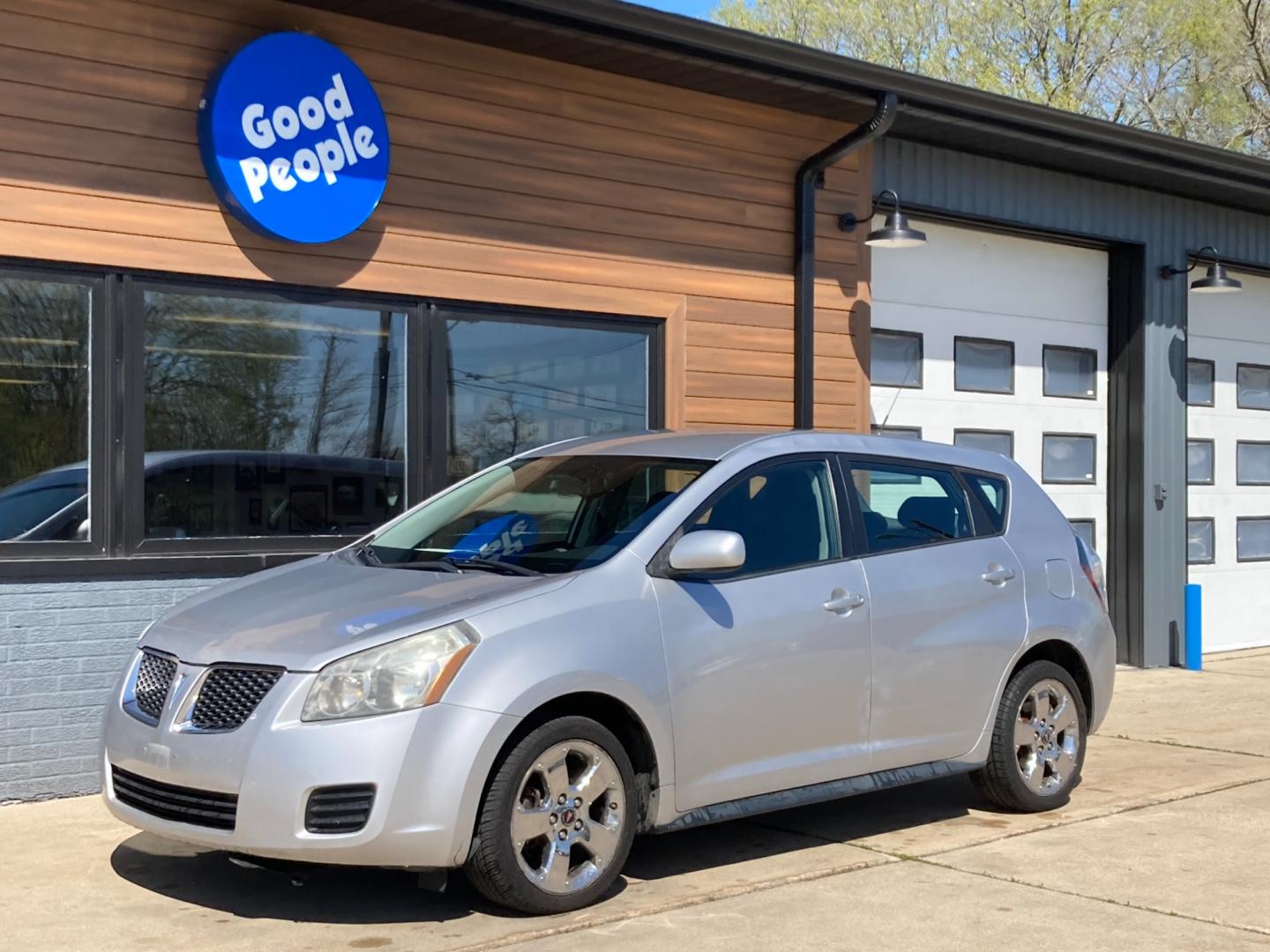 2009 Bright Silver Met Pontiac Vibe 2.4L (5Y2SP67099Z) with an 2.4L L4 DOHC 16V engine, 4-Speed Automatic Overdrive transmission, located at 1800 South Ihm Blvd, Freeport, IL, 61032, (815) 232-5543, 42.278645, -89.607994 - Photo#3